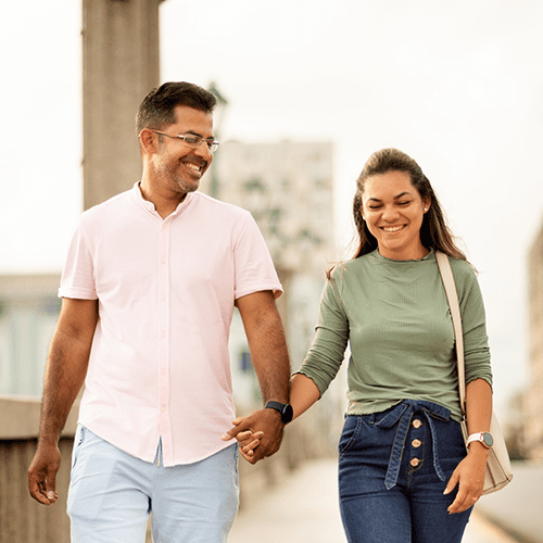 pareja hispana paseando